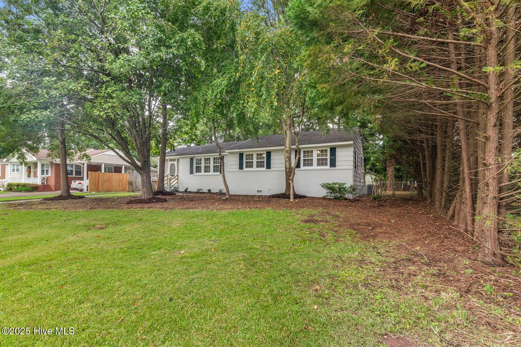 Photo of 402 Cheyenne Road, Jacksonville, NC 28540 (MLS # 100526700)