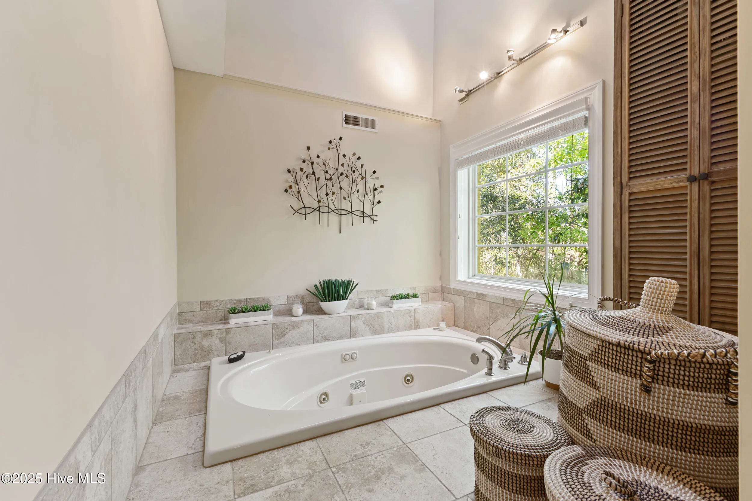 Wilmington, North Carolina 28409, United States, 5 Bedrooms Bedrooms, ,5 BathroomsBathrooms,Residential,Pending,108283