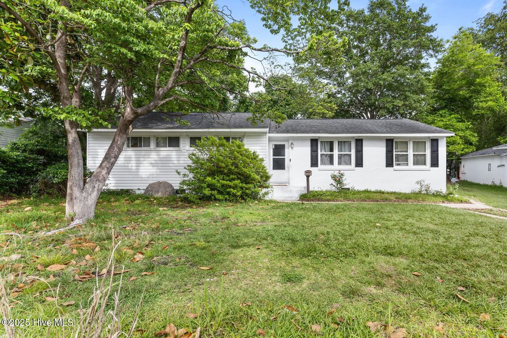 Photo of 608 Henderson Drive, Jacksonville, NC 28540 (MLS # 100512287)