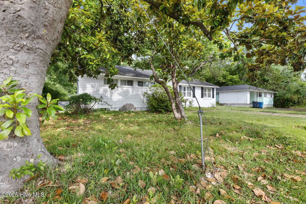 Photo of 608 Henderson Drive, Jacksonville, NC 28540 (MLS # 100512287)