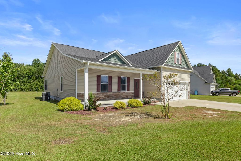 Photo of 109 Thoroughbred, Richlands, NC 28574 (MLS # 100531461)