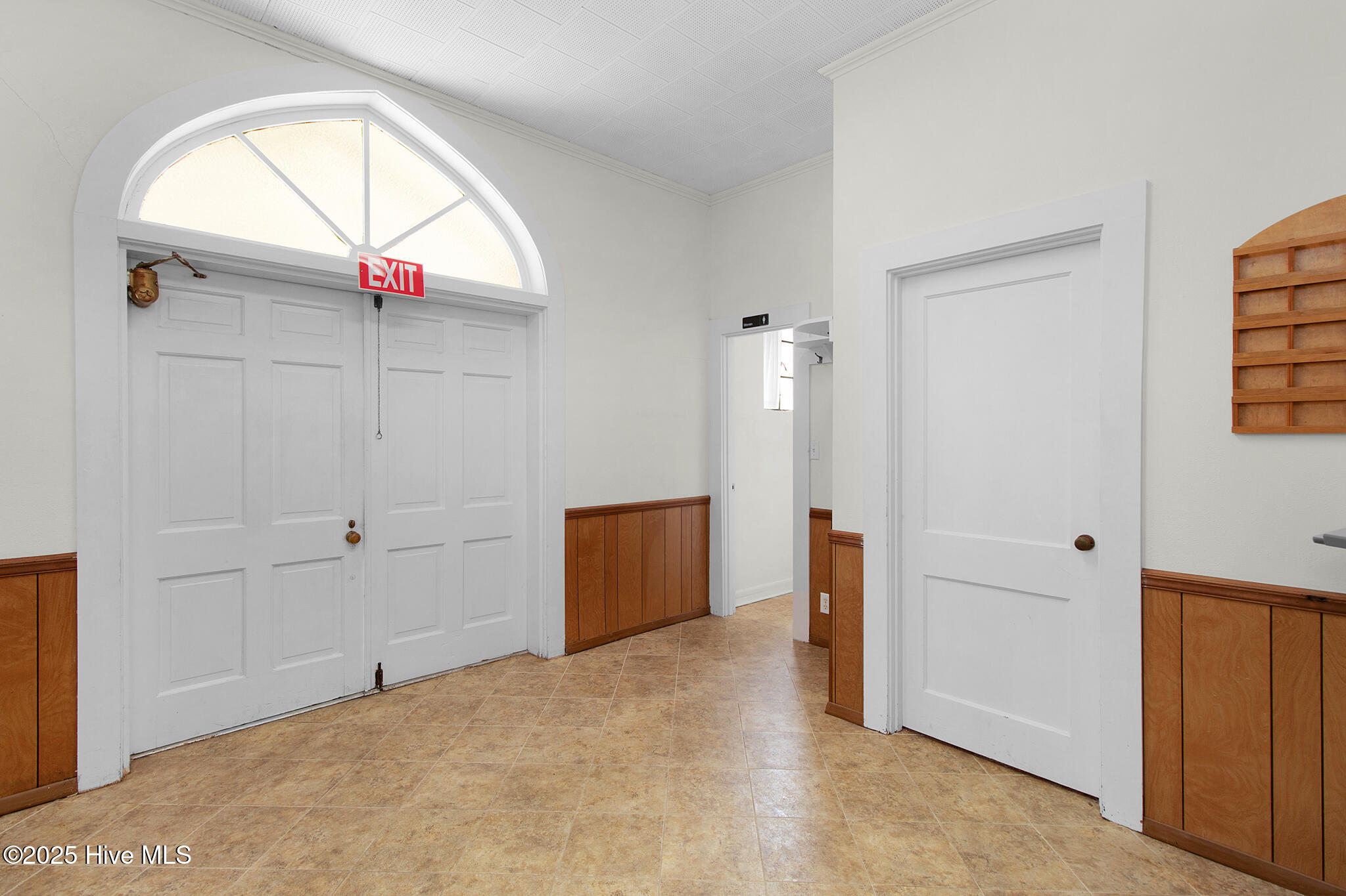 2101 S Lakeview Drive