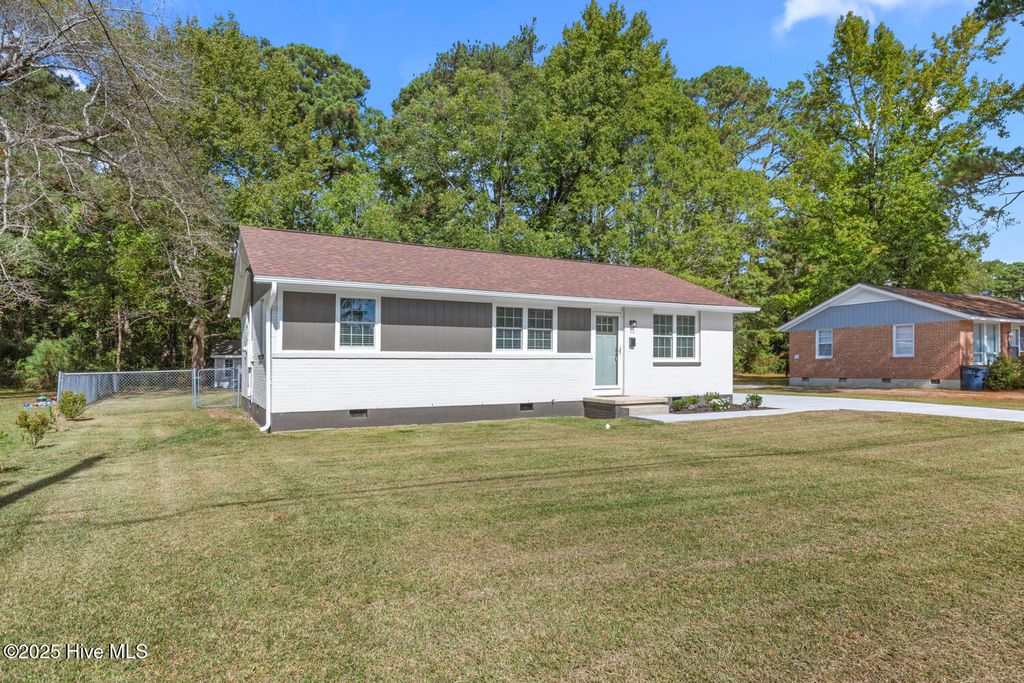Photo of 8 Carver Road, Jacksonville, NC 28540 (MLS # 100534917)