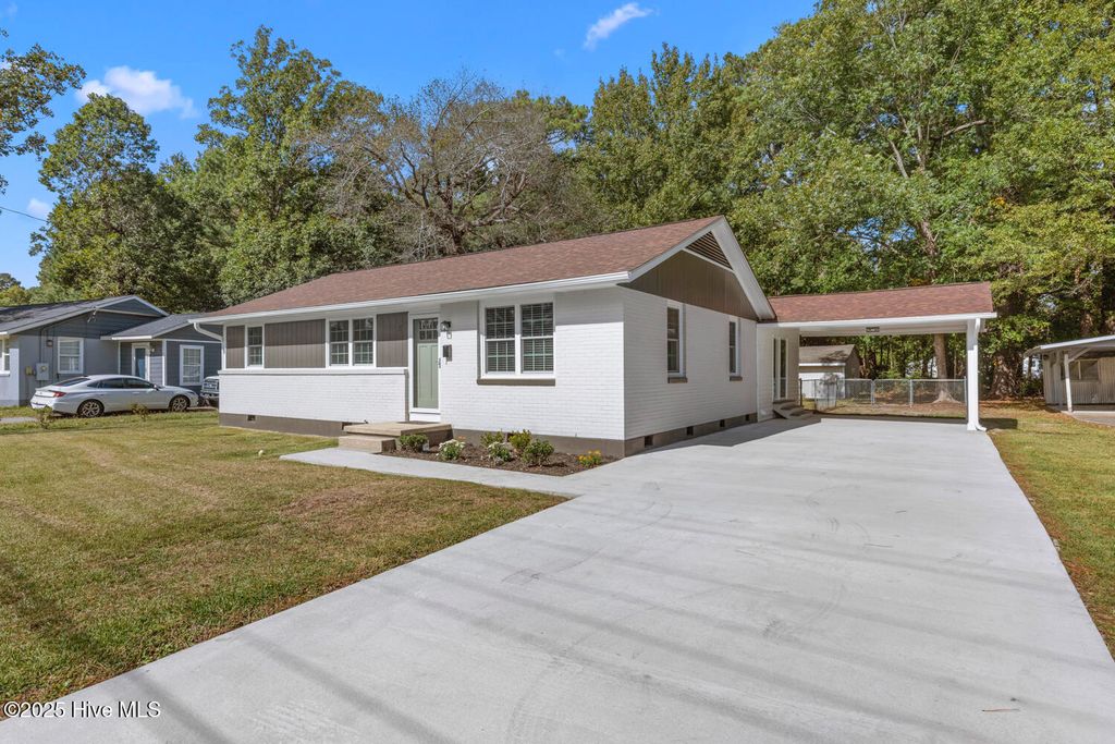 Photo of 8 Carver Road, Jacksonville, NC 28540 (MLS # 100534917)