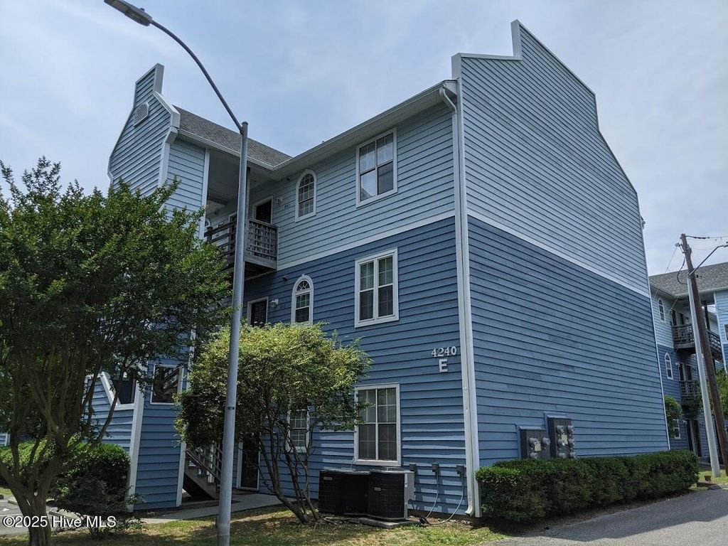 Photo of 4240 Wilshire Boulevard #201, Wilmington, NC 28403 (MLS # 100534893)