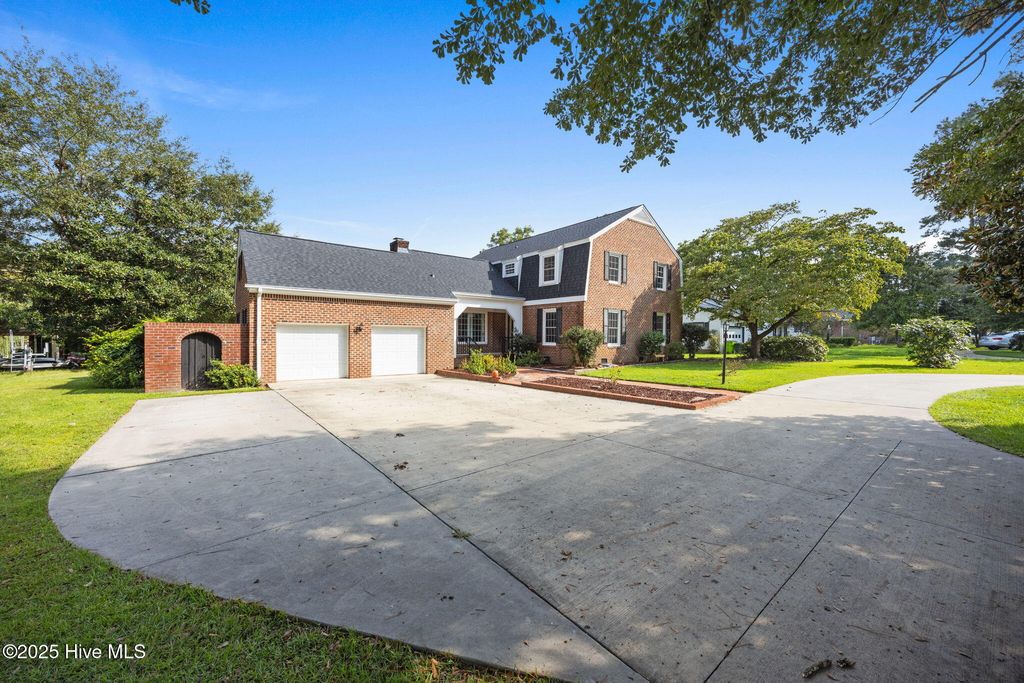 Photo of 236 Shoreline Drive, New Bern, NC 28562 (MLS # 100524551)
