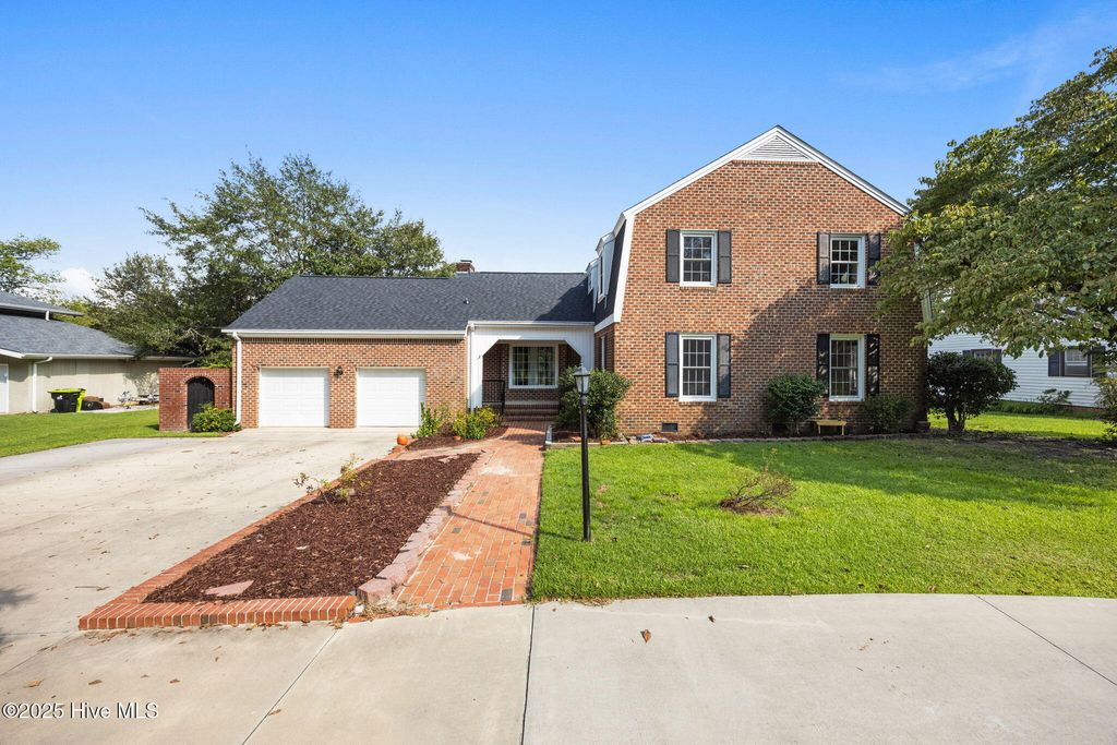 Photo of 236 Shoreline Drive, New Bern, NC 28562 (MLS # 100524551)