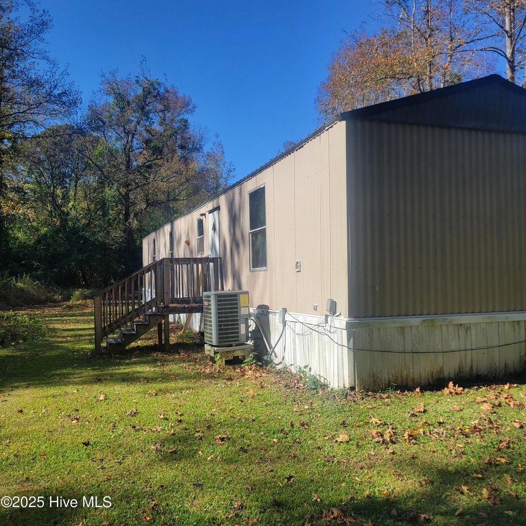 Photo of 78 Peterson Hill Avenue, Burgaw, NC 28425 (MLS # 100542704)
