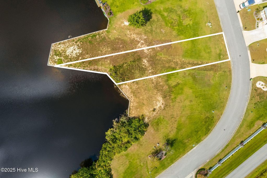 Photo of 103 Shoreview Drive, New Bern, NC 28562 (MLS # 100535344)