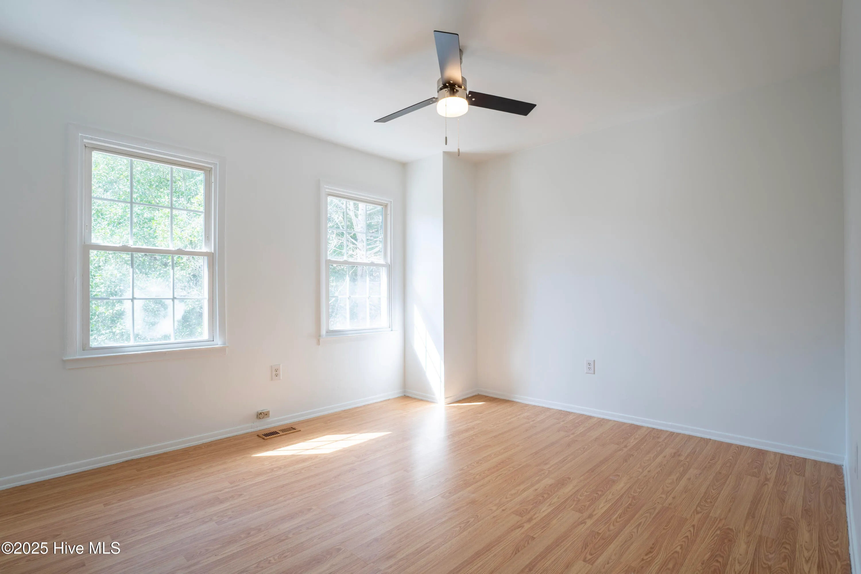 Wilmington, North Carolina 28403, United States, 2 Bedrooms Bedrooms, ,2 BathroomsBathrooms,Residential,Pending,24830