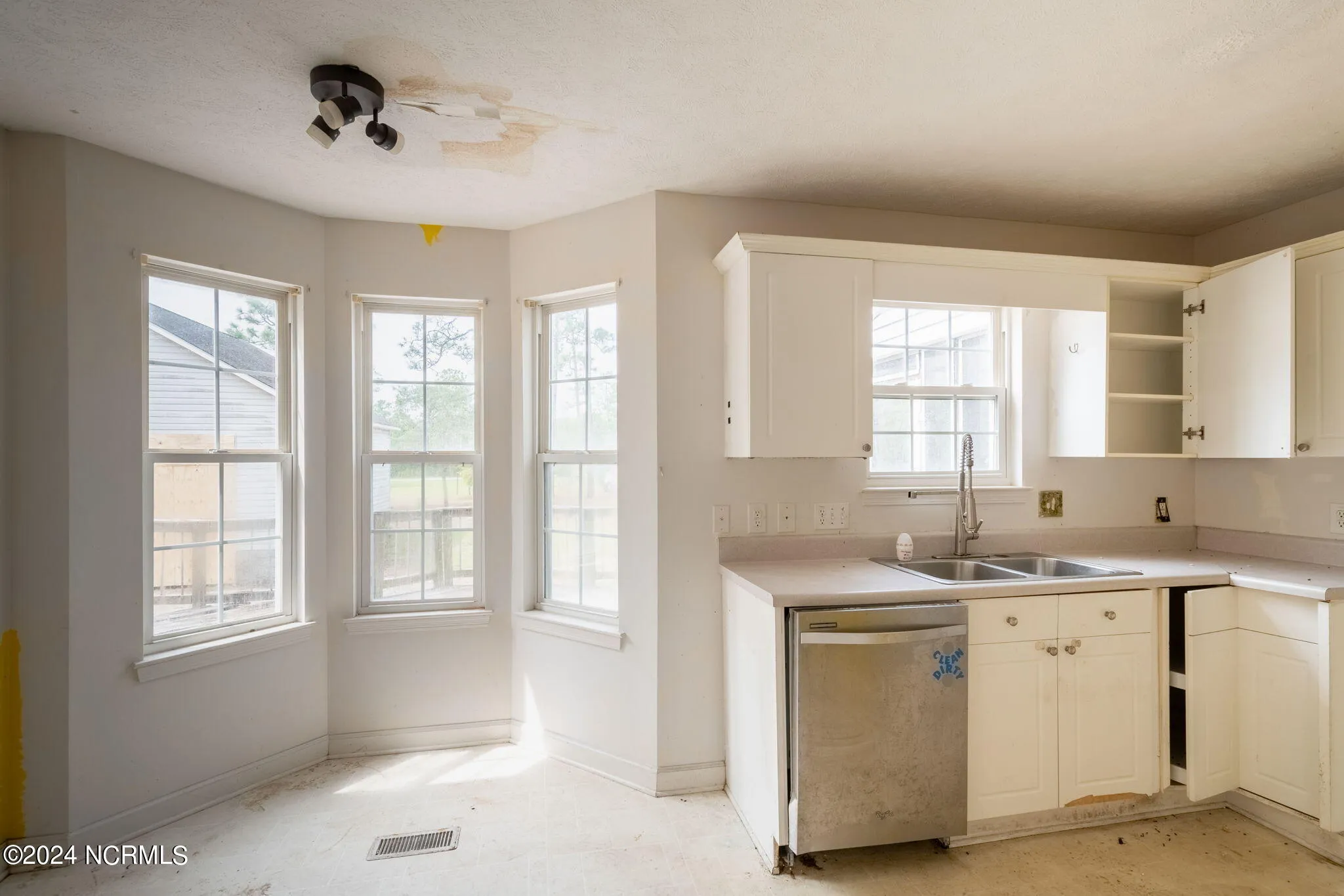 Southport, North Carolina 28461, United States, 3 Bedrooms Bedrooms, ,3 BathroomsBathrooms,Residential,Pending,44025