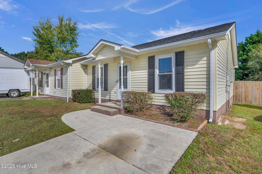 Photo of 115 Creekview Drive, Jacksonville, NC 28540 (MLS # 100534992)