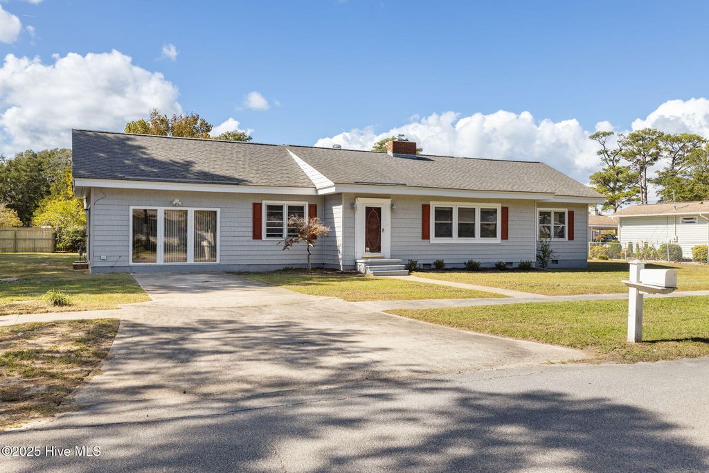 Photo of 202 Savannah Avenue, Morehead City, NC 28557 (MLS # 100509314)
