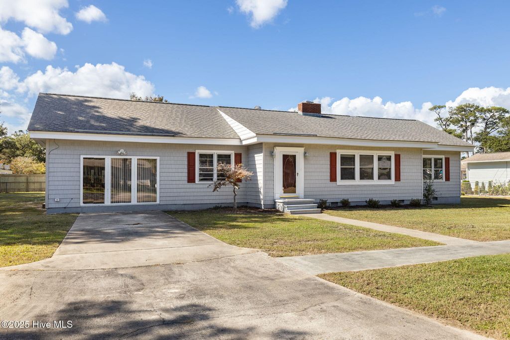 Photo of 202 Savannah Avenue, Morehead City, NC 28557 (MLS # 100509314)