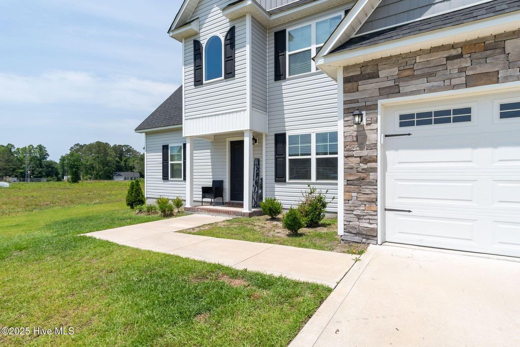 Photo of 103 Easton Drive, Richlands, NC 28574 (MLS # 100511174)