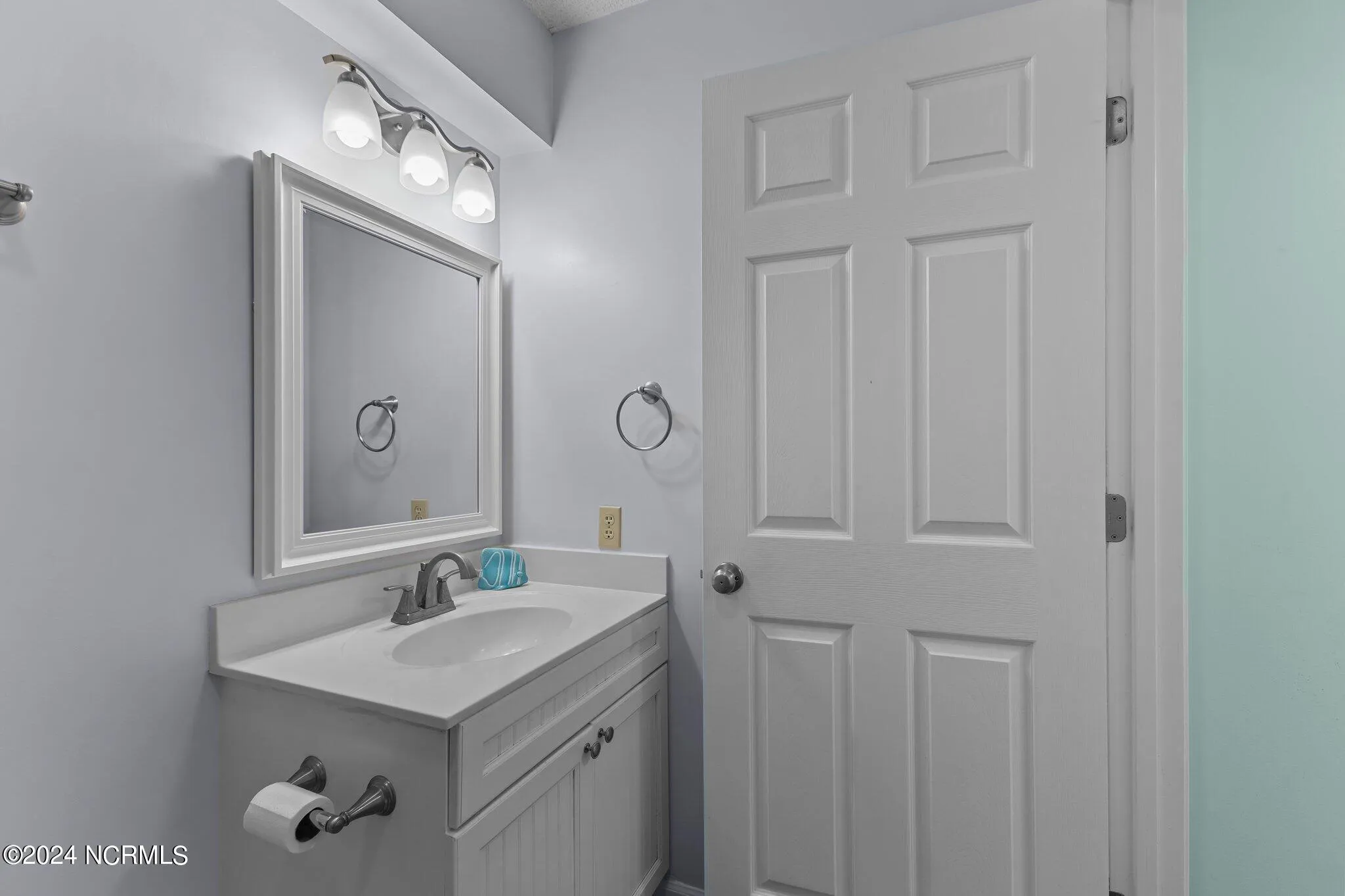 Emerald Isle, North Carolina 28594, United States, 3 Bedrooms Bedrooms, ,2 BathroomsBathrooms,Residential,Pending,45189