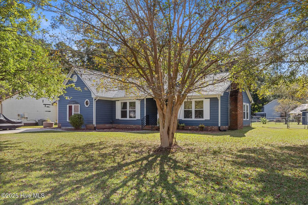 Photo of 609 Mallard Drive, Jacksonville, NC 28540 (MLS # 100532865)