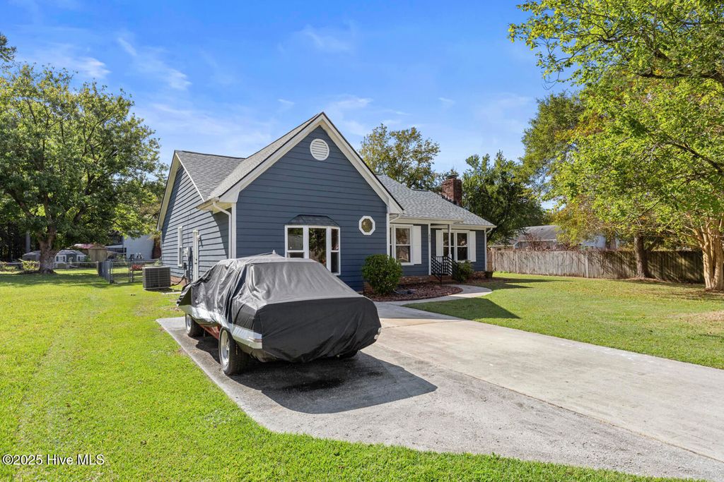 Photo of 609 Mallard Drive, Jacksonville, NC 28540 (MLS # 100532865)