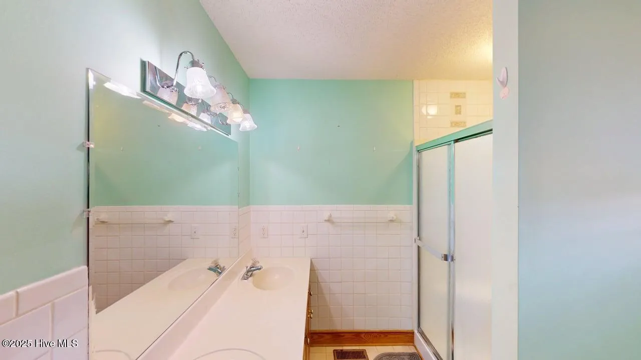 Kinston, North Carolina 28504, United States, 4 Bedrooms Bedrooms, ,3 BathroomsBathrooms,Residential,Pending,167488