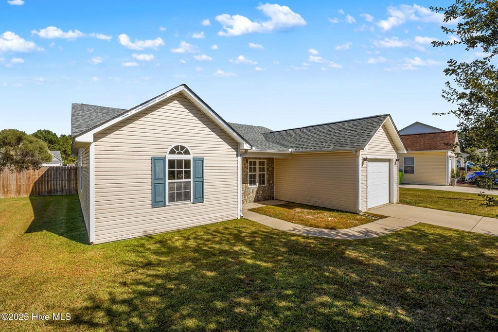 Photo of 205 Fairmount Way, New Bern, NC 28562 (MLS # 100537731)