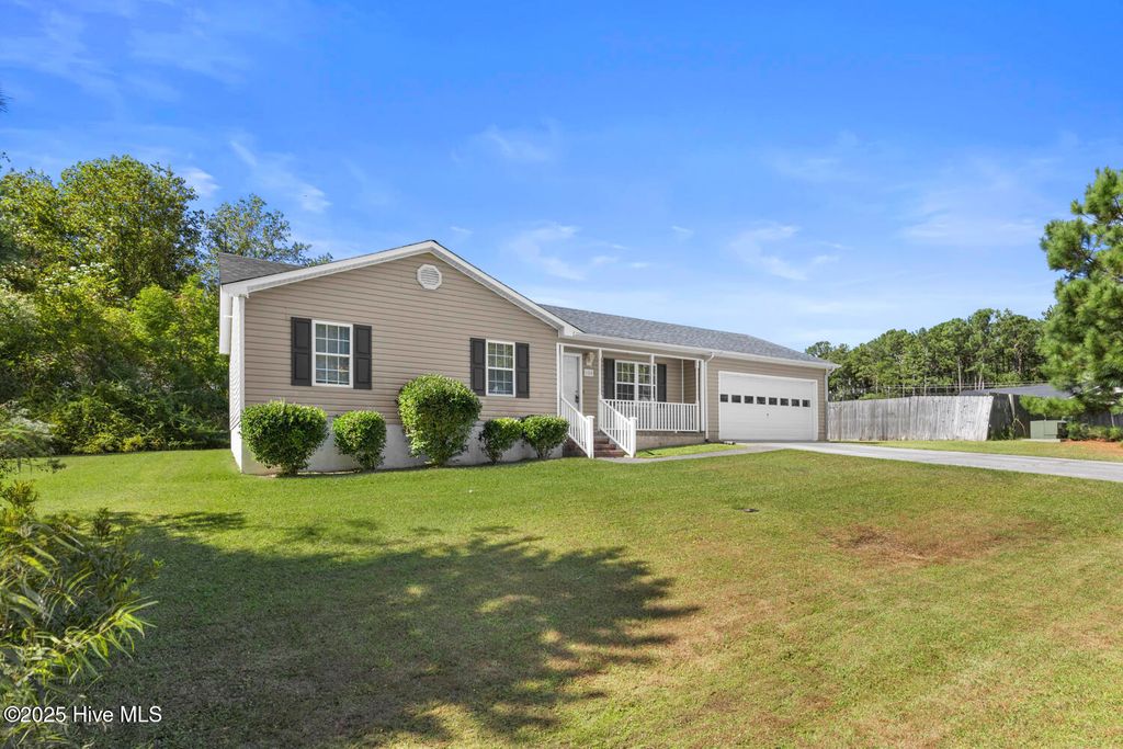 Photo of 102 Freeport Court, Hubert, NC 28539 (MLS # 100536030)