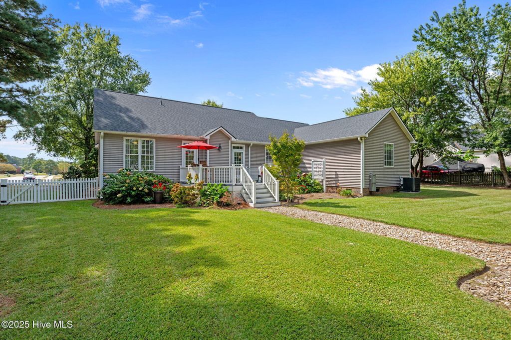 Photo of 213 Barrington Way, New Bern, NC 28562 (MLS # 100532363)