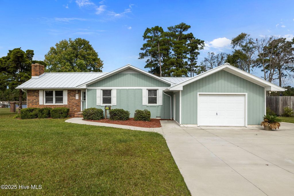 Photo of 312 Rollingwood Drive, Newport, NC 28570 (MLS # 100536586)