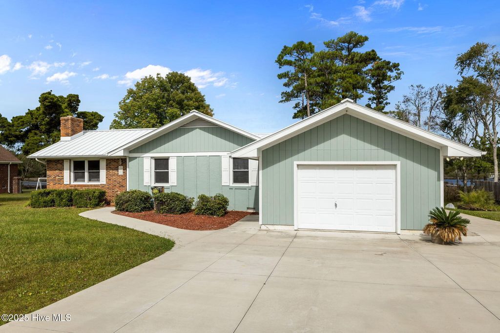 Photo of 312 Rollingwood Drive, Newport, NC 28570 (MLS # 100536586)