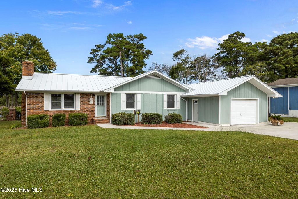 Photo of 312 Rollingwood Drive, Newport, NC 28570 (MLS # 100536586)