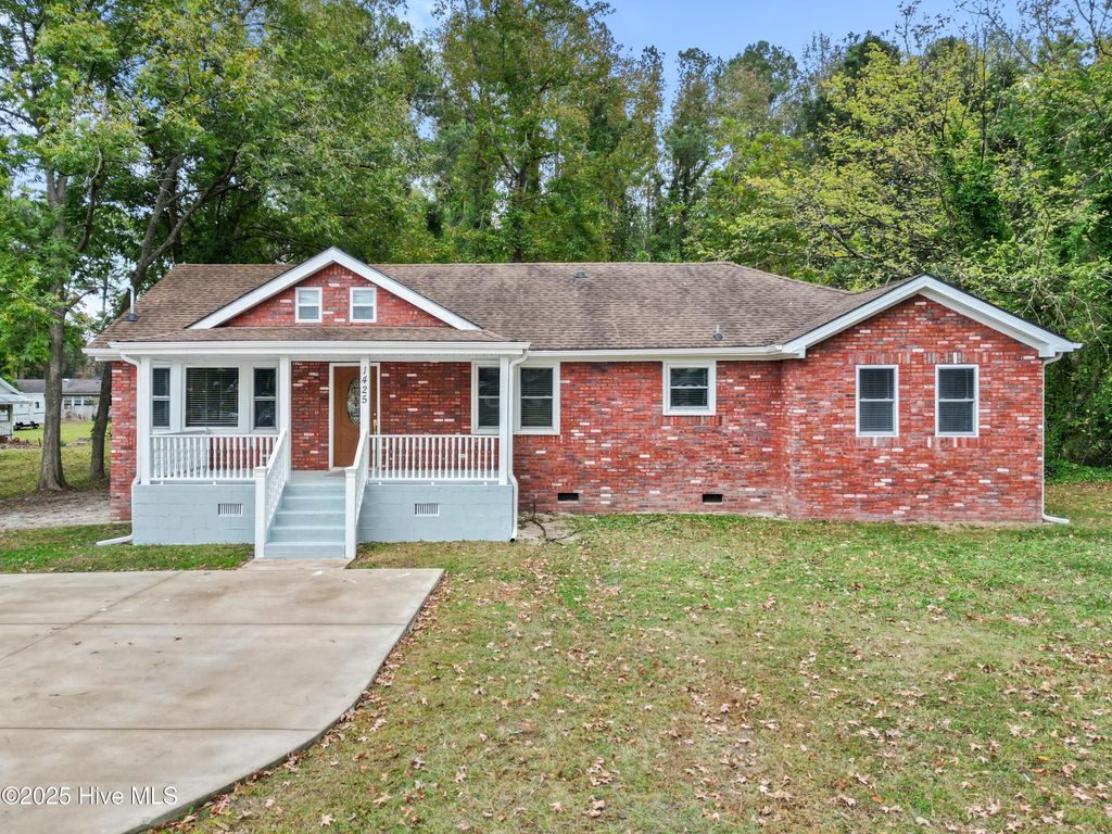Photo of 1425 Highland Drive, Washington, NC 27889 (MLS # 100538577)