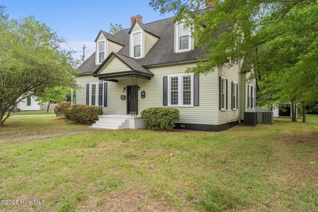 Photo of 301 W Central Street, Maxton, NC 28364 (MLS # 100543892)
