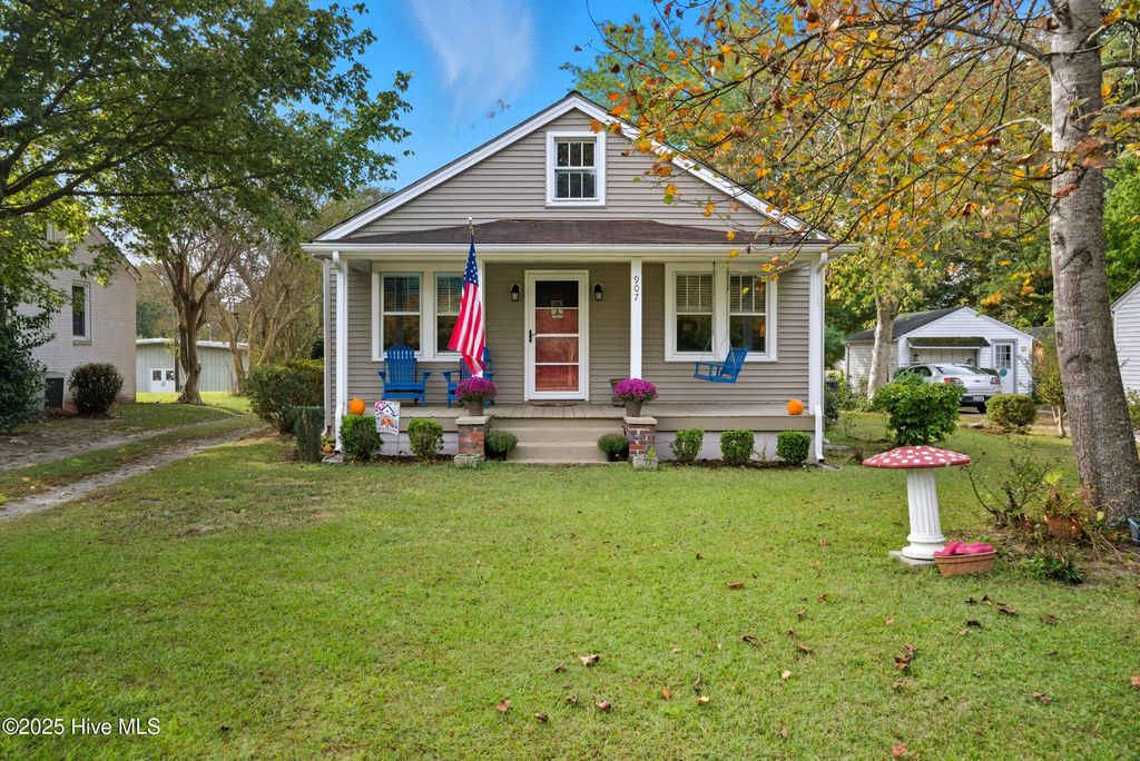 Photo of 907 W Queen Street, Edenton, NC 27932 (MLS # 100535711)