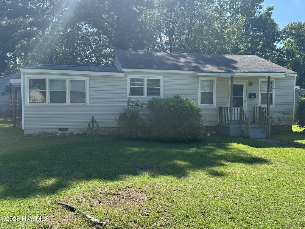 Photo of 2203 High School Drive, New Bern, NC 28560 (MLS # 100514416)