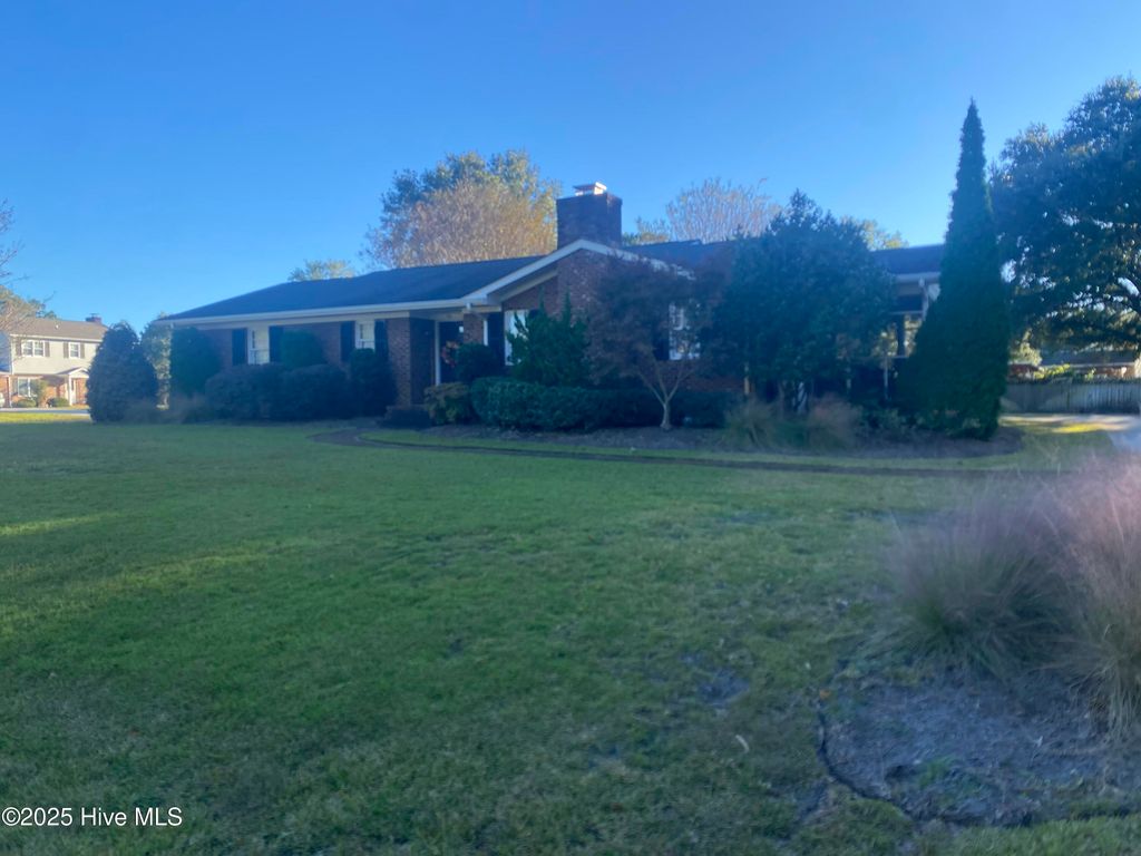 Photo of 105 Sandpiper Drive, Newport, NC 28570 (MLS # 100537866)