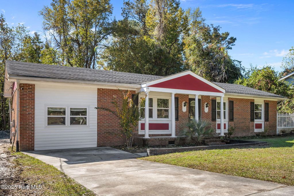 Photo of 304 Sheffield Road, Jacksonville, NC 28546 (MLS # 100543026)