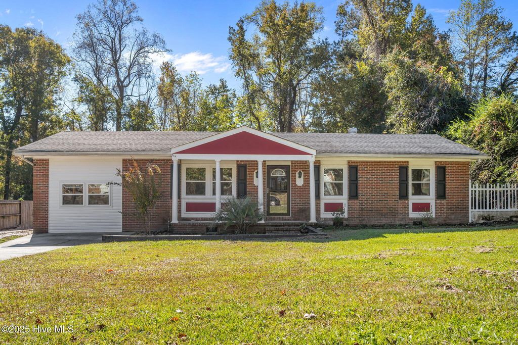 Photo of 304 Sheffield Road, Jacksonville, NC 28546 (MLS # 100543026)