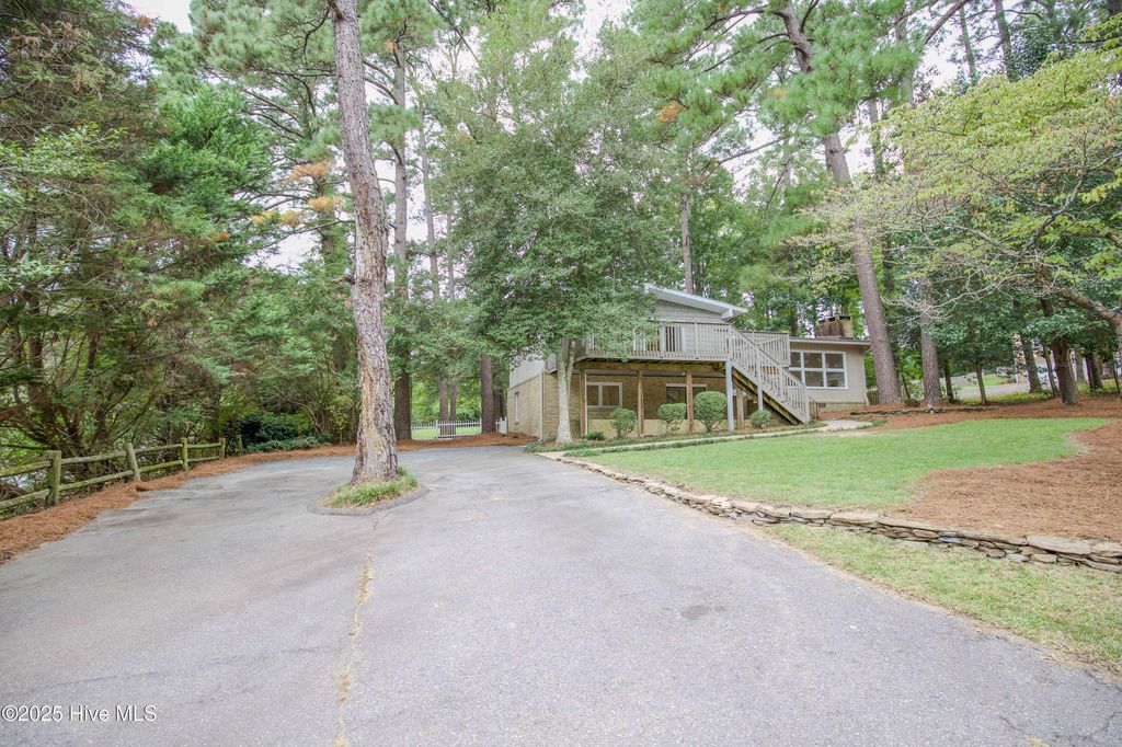 Photo of 234 Lakeview Drive, Whispering Pines, NC 28327 (MLS # 100527467)