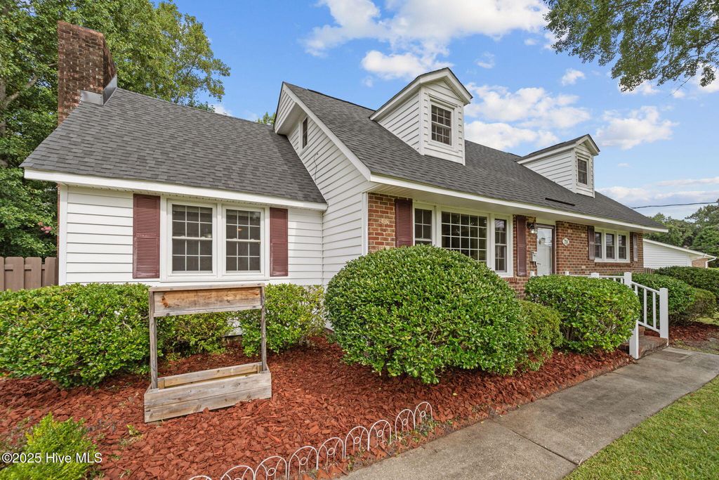 Photo of 718 Gardenview Drive, Jacksonville, NC 28540 (MLS # 100527874)