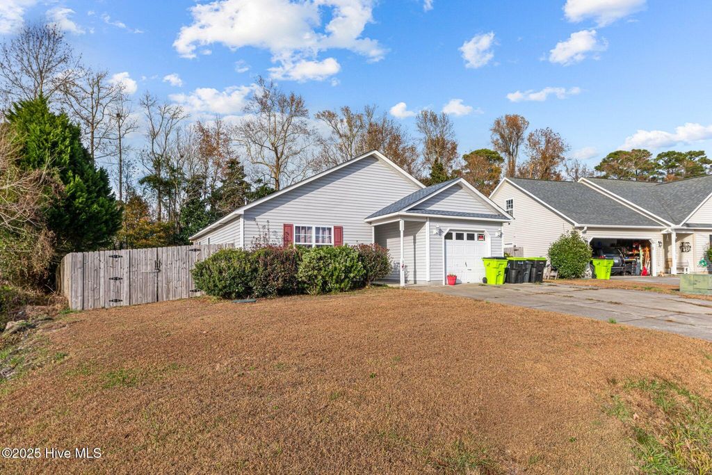 Photo of 132 Oakley Drive, New Bern, NC 28560 (MLS # 100542824)