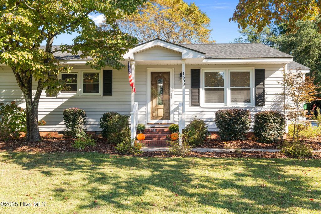 Photo of 1608 Crest Drive, Aberdeen, NC 28315 (MLS # 100535756)