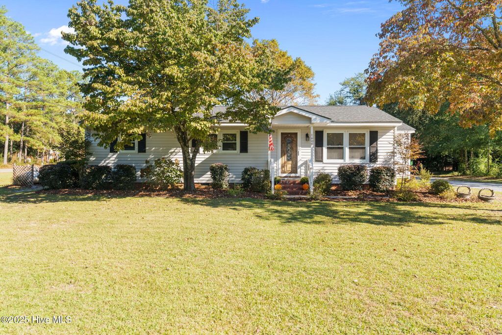 Photo of 1608 Crest Drive, Aberdeen, NC 28315 (MLS # 100535756)