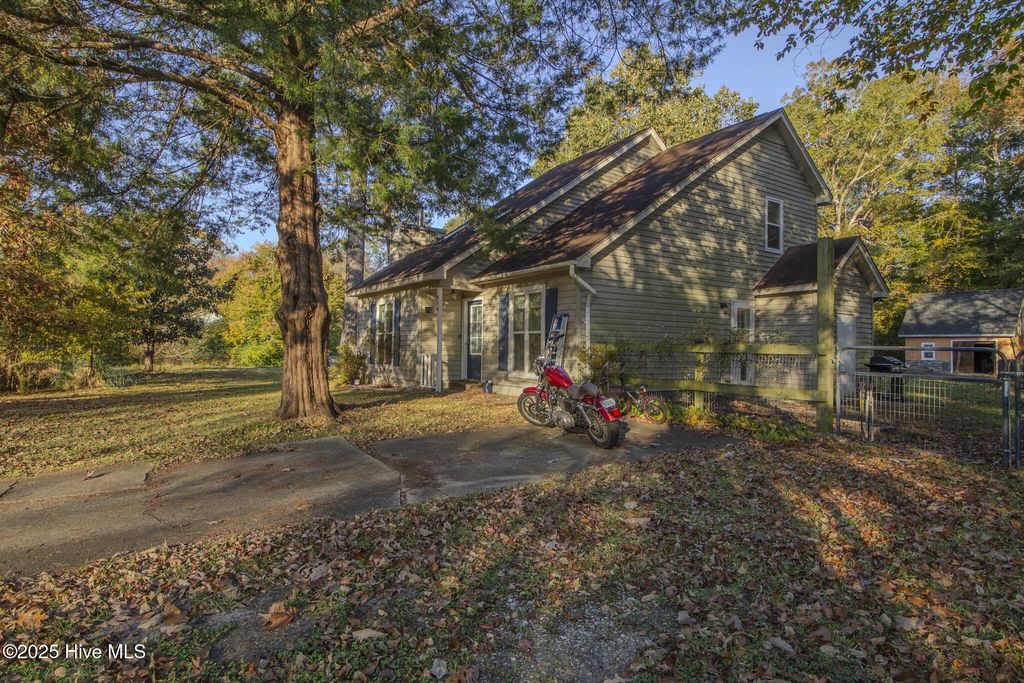 Photo of 816 Mill River Road, Jacksonville, NC 28540 (MLS # 100541041)