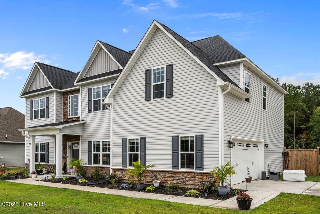 Photo of 913 Farmyard Garden Drive, Jacksonville, NC 28546 (MLS # 100534458)