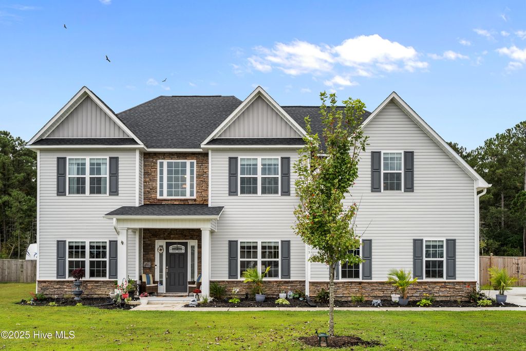 Photo of 913 Farmyard Garden Drive, Jacksonville, NC 28546 (MLS # 100534458)