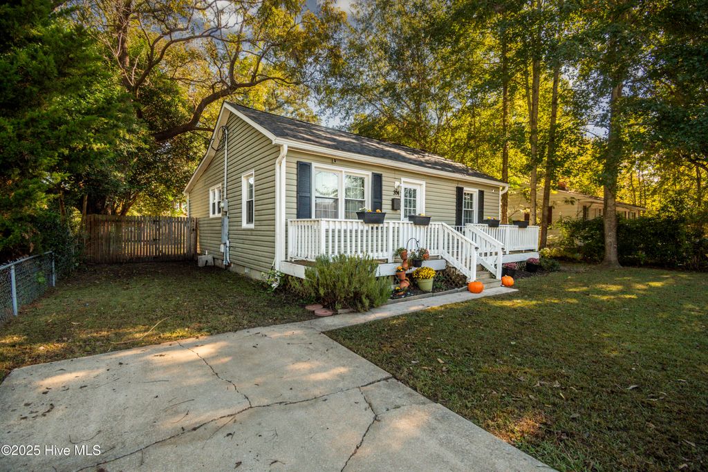 Photo of 304 Roosevelt Road, Jacksonville, NC 28540 (MLS # 100537364)
