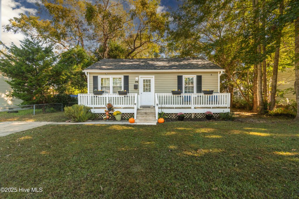 Photo of 304 Roosevelt Road, Jacksonville, NC 28540 (MLS # 100537364)