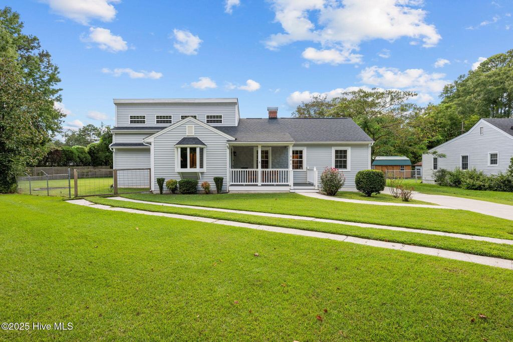 Photo of 501 Franklin Avenue, New Bern, NC 28560 (MLS # 100527335)