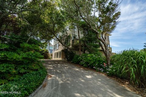 A home in Pine Knoll Shores