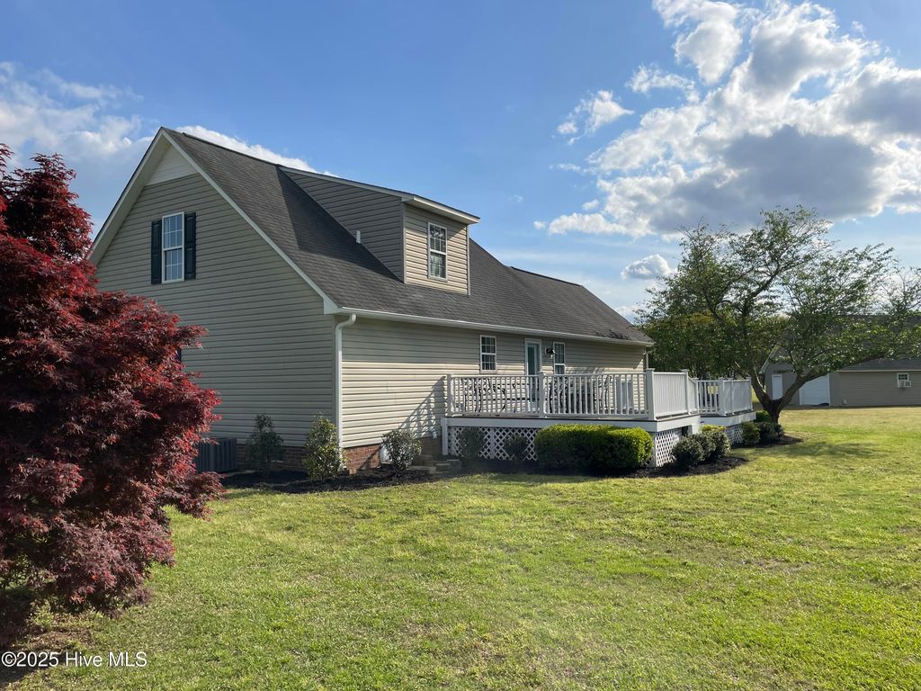 Photo of 260 Lake Point Lane, Clinton, NC 28328 (MLS # 100528194)