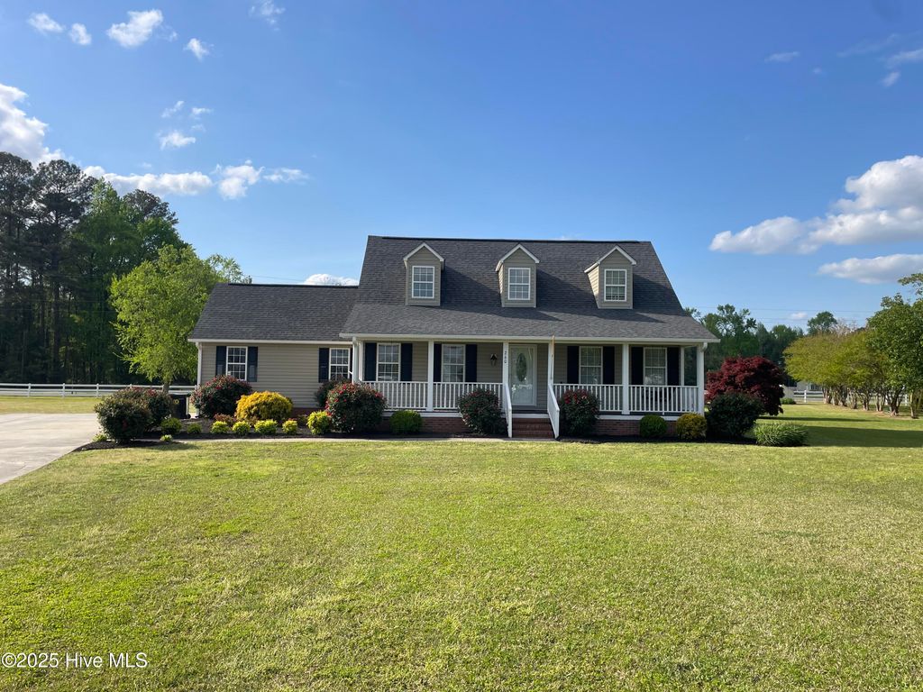 Photo of 260 Lake Point Lane, Clinton, NC 28328 (MLS # 100528194)